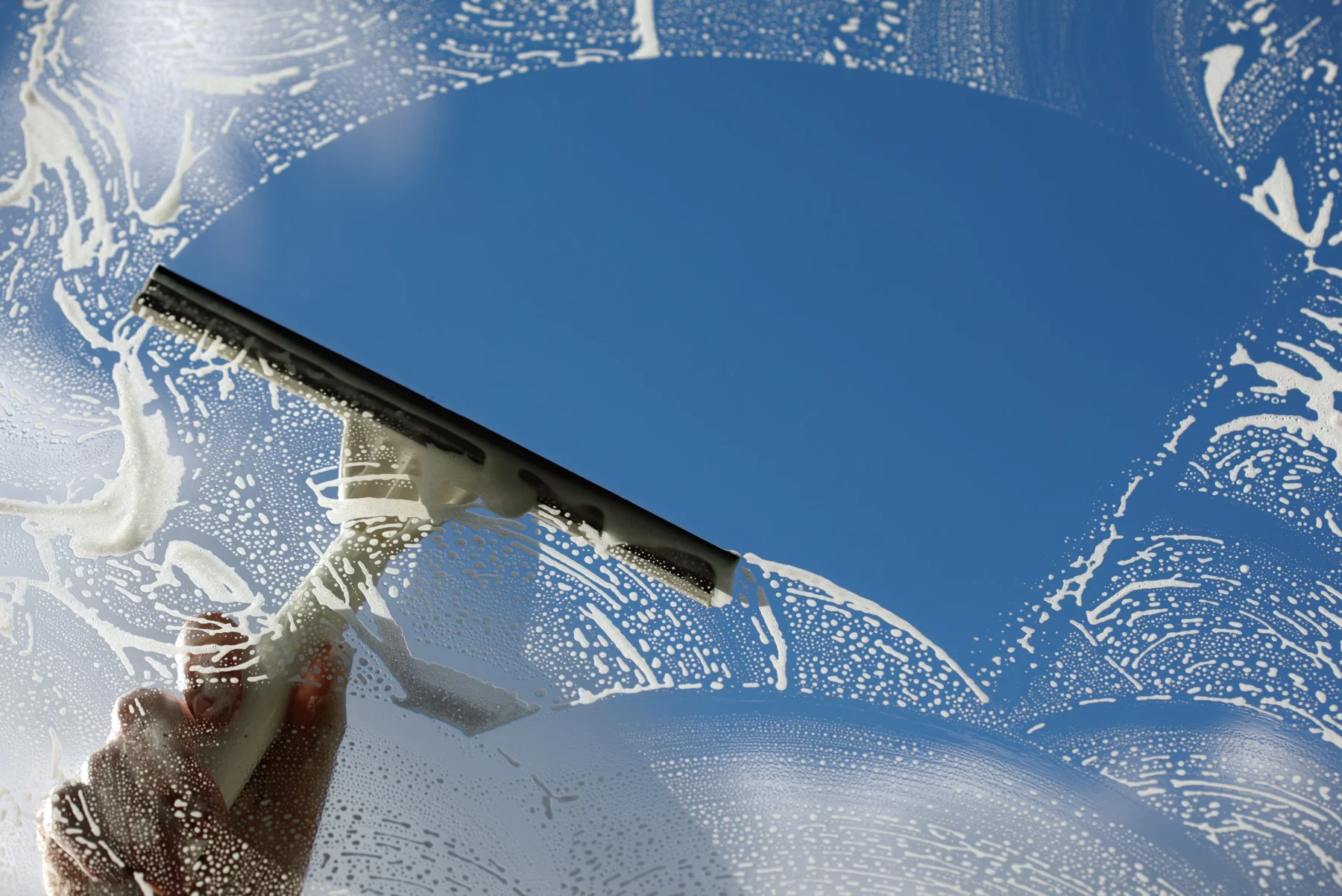 Professionelle Glasreinigung mit einem Fensterabzieher